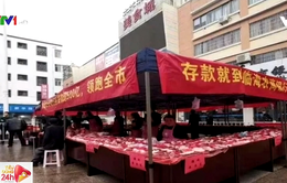 Ngân hàng Trung Quốc hút khách bằng cách tặng thịt lợn