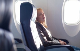 Tại sao hành khách không nên ngủ khi máy bay cất cánh và hạ cánh?
