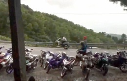 Nhóm thanh niên chạy ẩu, bốc đầu xe máy trên đèo Hải Vân