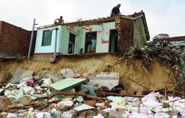 Phú Yên: Triều cường đánh sập 3 nhà dân đầu năm mới