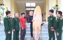 Ngư dân Bình Định cứu  01 người nước ngoài gặp nạn trên biển khi lướt ván
