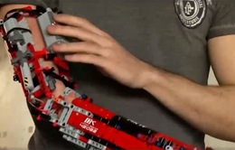 Chàng trai khuyết tật tự lắp ráp cánh tay giả từ đồ chơi lego
