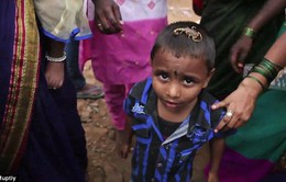 Kinh dị lễ hội ở Ấn Độ cho bọ cạp trèo lên mặt trẻ em