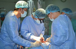 Ho ra bọt hồng, một Việt kiều Mỹ nhập viện vì van tim hư hỏng nặng