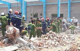 Vụ sập tường khiến 6 người chết: Dừng thi công công trình