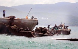 Trục vớt và thanh thải tàu hàng mắc cạn hơn 1 năm ở Khánh Hòa