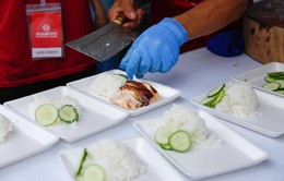 Cơm gà đẳng cấp Michelin gây sốt ở Lễ hội Singapore đầu tiên tại Việt Nam