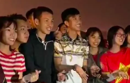 Sau trận U23 Việt Nam đại thắng U23 Thái Lan, 2 tuyển thủ Việt Nam xuống sân dọn rác