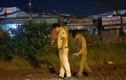 TP.HCM: Đi bộ trên đường ray, 1 phụ nữ bị tàu hỏa tông tử vong