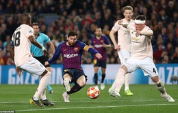 Messi "giải khát" tứ kết, Barca vùi dập Man Utd để đi tiếp