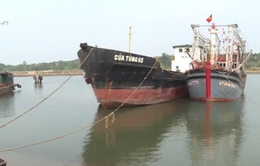 Quảng Trị: Ngư dân không thể ra khơi do cửa biển bị bồi lấp