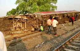 Ấn Độ: Tàu trật đường ray khiến 13 người bị thương