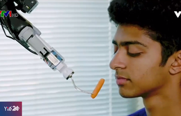 Robot giúp người khuyết tật vận động ăn uống