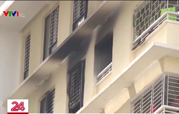 Cháy căn hộ chung cư, người dân đập cửa bỏ chạy