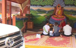 Cầu may cho ô tô, xe máy - Nét văn hóa của người Lào