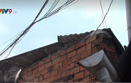 Lên mái nhà sửa máng nước, 1 người chết nghi vì bị điện giật