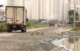 Đường nối Đại lộ Thăng Long - KCN Lại Yên xuống cấp vì xe tải nặng