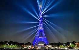 Tháp Eiffel thắp đèn mừng 130 năm tuổi