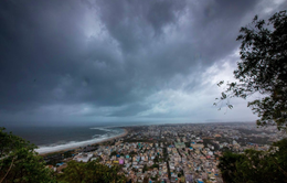 Ấn Độ sơ tán hàng trăm nghìn người trước khi bão lớn đổ bộ