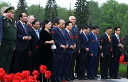 Thủ tướng Nguyễn Xuân Phúc đặt vòng hoa tại Khu tưởng niệm - Nghĩa trang Piskaryoskoe
