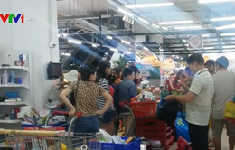 Người dân TP.HCM đổ xô mua hàng, siêu thị Auchan quá tải