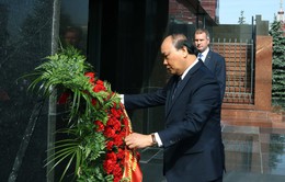 Thủ tướng Nguyễn Xuân Phúc đặt vòng hoa tại Đài tưởng niệm bên tường Điện Kremlin