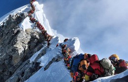 Xếp hàng chờ leo lên Everest, 2 người chết