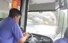 Tài xế xe bus Bắc Ninh vừa lái xe vừa sử dụng điện thoại
