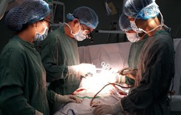 Mổ tối khẩn cứu bệnh nhân bị 5 vết dao đâm thấu ngực, thủng tim