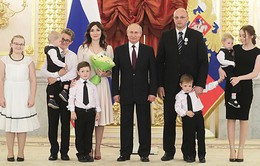 Tổng thống Nga Putin trao Huân chương "Vinh quang Cha mẹ" cho 8 gia đình đông con