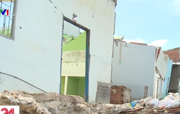 Hàng loạt ngôi nhà ở Long An bị nhấn chìm do sạt lở