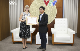 Tổng Giám đốc Đài THVN trao bằng khen cho Giám đốc Trung tâm Khoa học và Văn hóa Nga tại Việt Nam