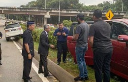 Hình ảnh Quốc vương Malaysia dừng xe giúp người bị nạn gây "sốt"