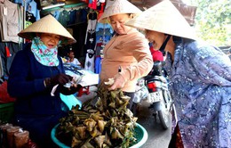 Chợ truyền thống nhộn nhịp ngày Tết Đoan Ngọ