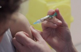 Anh tiêm vaccine HPV ngừa ung thư cho bé trai