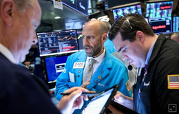 Dow Jones lần đầu vượt mốc 27.000 điểm
