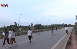 Bất chấp nguy hiểm, nhiều người vẫn đi bộ băng qua cao tốc Hà Nội - Bắc Giang