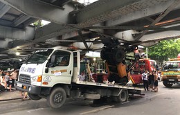Xe cứu hộ mắc kẹt dưới gầm cầu Long Biên
