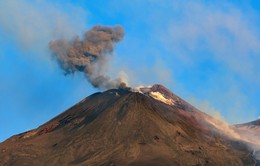 Italy và Peru ứng phó khẩn cấp trước hoạt động của núi lửa