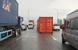 Thùng container bị lật, đè lên xe tải trên cầu Đồng Nai