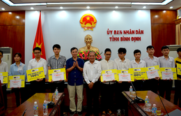 Trao học bổng toàn phần về Trí tuệ nhân tạo cho học sinh xuất sắc tỉnh Bình Định