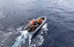 Đưa 7 ngư dân Nghệ An được cứu sống trong vụ chìm tàu vào đất liền