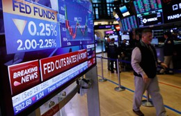 Quyết định hạ lãi suất của FED làm “rung chuyển” thị trường tài chính