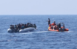 Hàng trăm người di cư được cứu trên biển Địa Trung Hải