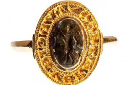 Tìm thấy chiếc nhẫn vàng cổ trị giá hơn 280 triệu đồng vì đãng trí
