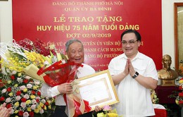 Bí thư Thành ủy Hà Nội trao tặng huy hiệu 75 năm tuổi Đảng cho đồng chí Vũ Oanh