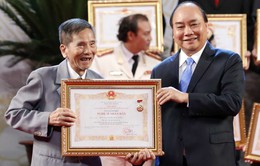 Nghệ sĩ Trần Hạnh xúc động nhận danh hiệu Nghệ sĩ nhân dân