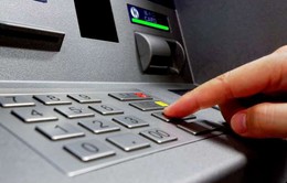 Hai bảo vệ khống chế người nước ngoài gắn thiết bị lạ vào trụ ATM