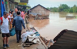 Sụt lún nghiêm trọng làm sạt lở 9 căn nhà xuống sông ở Sóc Trăng
