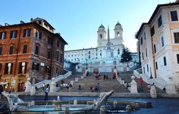 Du khách sẽ bị phạt 450 USD nếu ngồi lên bậc thang Tây Ban Nha ở Rome